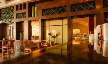 Mısır, Sharm el-Sheikh - 13.06.2021 Nubian Adası Oteli 'nin içindeki lobi barı. 