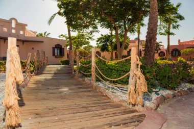 Mısır, Sharm el-Sheikh - 13.06.2021.Yeşil Bahçe Bölgesi yaz mevsiminde otel blokları ve bungalov çevresinde