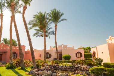 Mısır, Sharm el-Sheikh - 13.06.2021.Yeşil Bahçe Bölgesi yaz mevsiminde otel blokları ve bungalov çevresinde