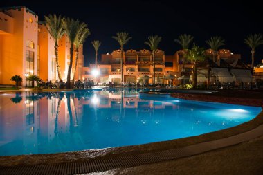 Mısır, Sharm el-Sheikh - 21.06.2021 turist sakin yaz yüzme havuzunda yemek yiyor.