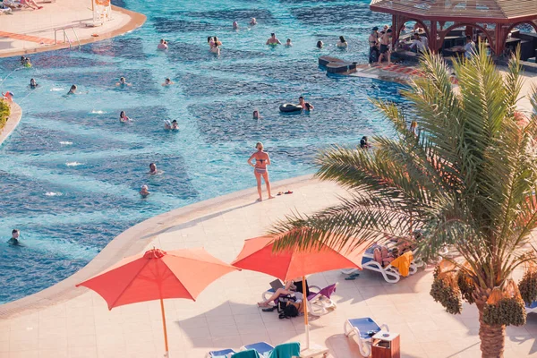 Egypte Sharm Sheikh 2021 Zwembad Met Toeristen Ontspanning Zomer Hotel — Stockfoto