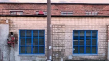 06.12.2021 Ukrayna, Vinnitskaya oblast Demiryolu eski binaları boyunca hareket