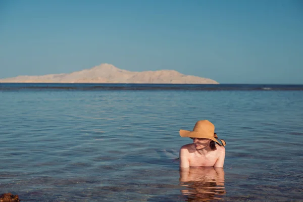 Kumlu Sahil Hattında Şapkalı Genç Kadın Portresi — Stok fotoğraf