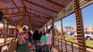 Sharm El-Sheikh, Güney Sina Valiliği, Mısır, 06.17.2021 Yat gezileri sırasında yürüyen turistler