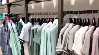 Khmelnitky, Ukrayna 07.21.2021 - Kadınlar için mevsimlik moda kıyafetleri olan şehir butik mağazaları rafları