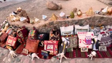 Mısır, Sharm el-Sheikh 06.19.2021 - dış binada hediyelik eşya satan eski kasaba camisi