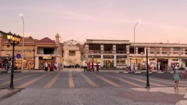 Mısır, Sharm el-Sheikh 06.19.2021 - Eski şehir meydanı caddesi boyunca yaz günbatımında yürüyüş