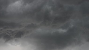 Yağmurlu fırtınalı bulutlu arka planda rüzgarda hareket eden bulutlar