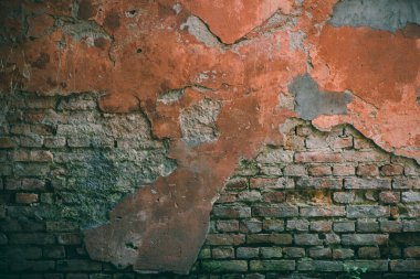  Eski elementlerle hasarlı tuğla vintage bina cephesi 