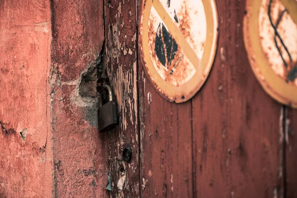 Fachada Del Edificio Ladrillo Vintage Dañado Con Elementos Antiguos — Foto de Stock