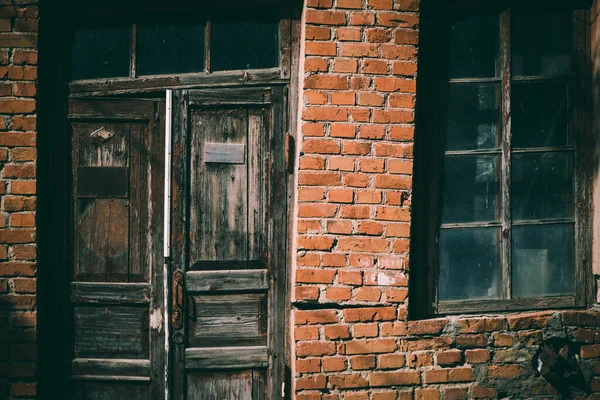 Fachada Del Edificio Ladrillo Vintage Dañado Con Elementos Antiguos — Foto de Stock