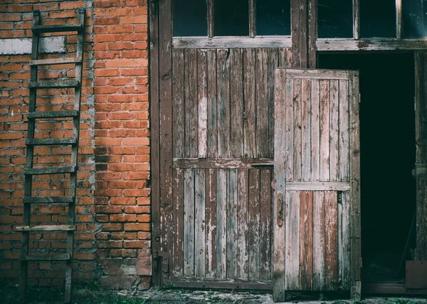 Brique Endommagée Façade Bâtiment Vintage Avec Vieux Éléments — Photo