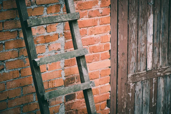 Eski Elementlerle Hasarlı Tuğla Vintage Bina Cephesi — Stok fotoğraf