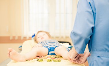 tıbbi bir kanepede çocuk