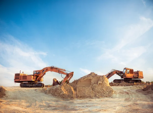 Dos excavadoras en el horizonte — Foto de Stock