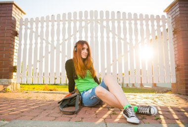 şirin Kızıl saçlı kız sokak gün batımında