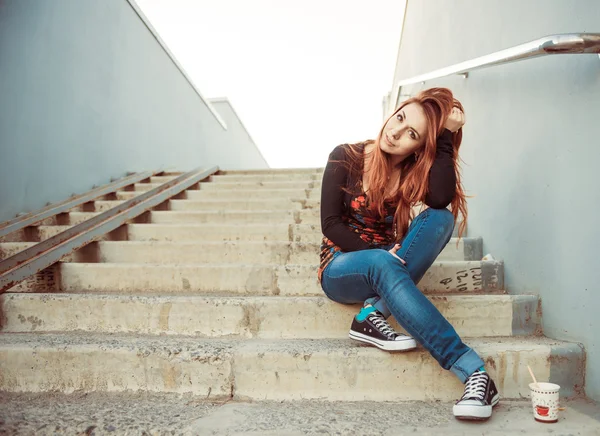 Femme rousse au vieil escalier — Photo