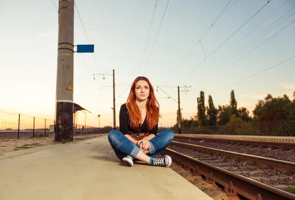 鉄道駅の女の子 — ストック写真