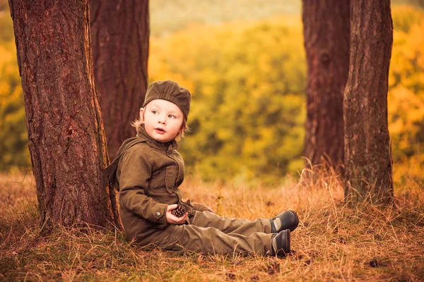 Chlapec na podzim lesní — Stock fotografie