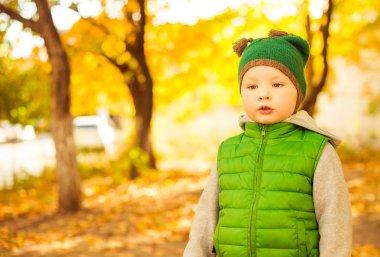 Yeşil ceketli küçük çocuk