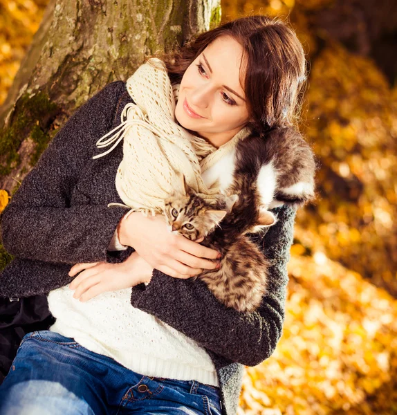 Smily brunet with cats — Stock Photo, Image