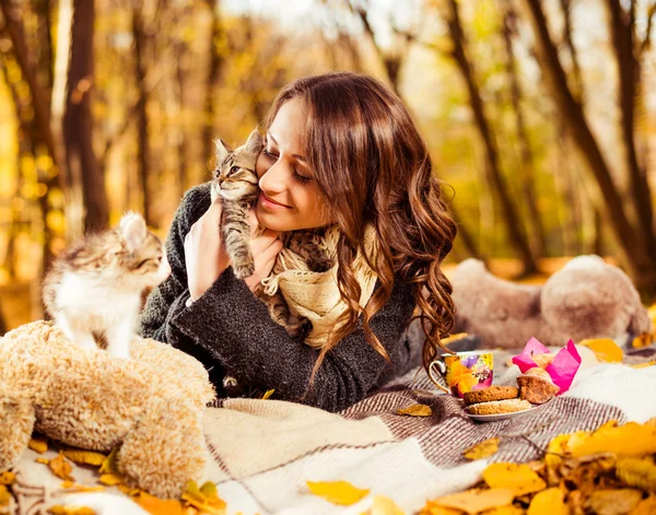 Jolie femme avec des chats — Photo