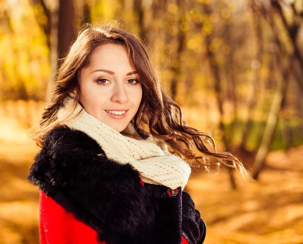 Souriant jeune femme automne portrait — Photo