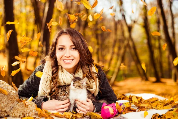 Glückliche Frau mit zwei Katzen — Stockfoto