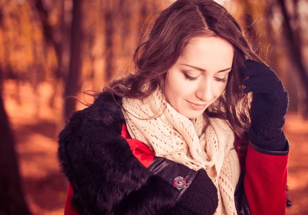 Mooie verlegen brunet portret — Stockfoto