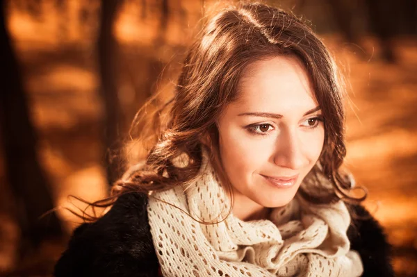 Morena sorridente retrato na floresta de outono — Fotografia de Stock