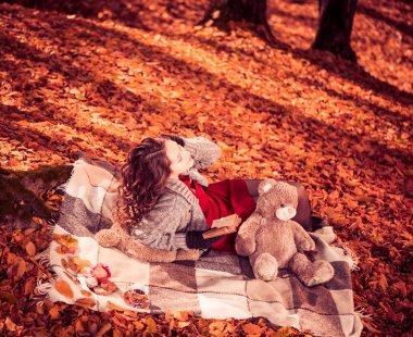 Bir ekose üzerinde güzel brunet