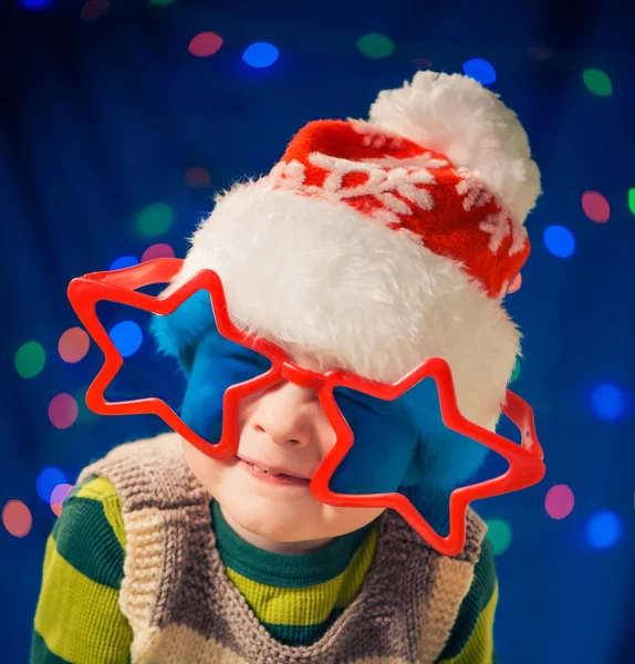 Kleiner Junge mit flippiger Brille — Stockfoto