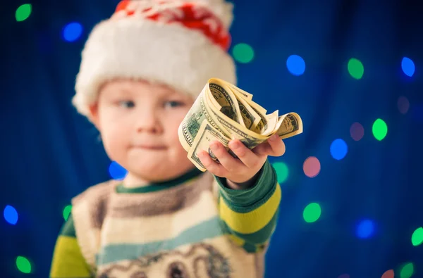 Junge im Ferienhut gibt Geld — Stockfoto