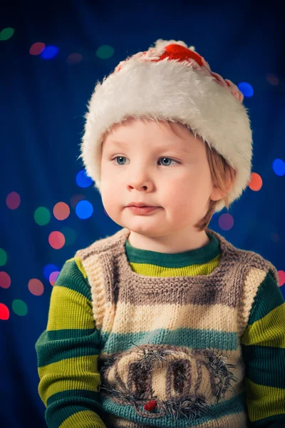 クリスマス帽子の不思議少年 — ストック写真