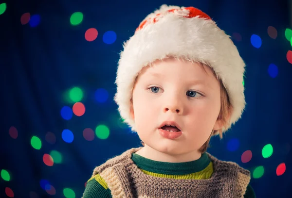 Noel şapkalı merak çocuk — Stok fotoğraf