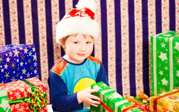 Lächelnder Junge mit Weihnachtsgeschenk — Stockfoto