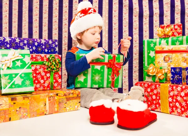 Çocukla renkli hediye kutusu — Stok fotoğraf