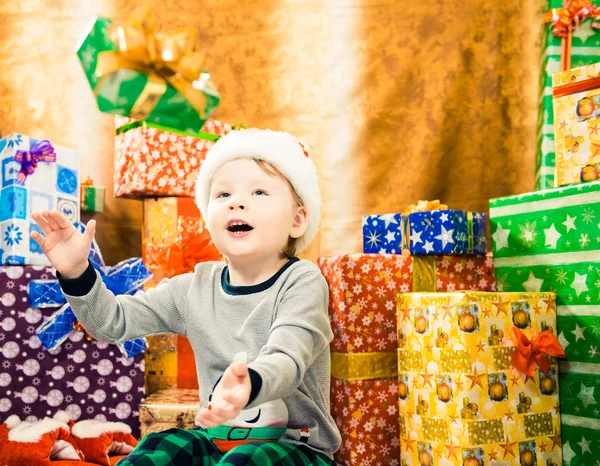 Kleiner Junge fängt Geschenkbox im Urlaub — Stockfoto