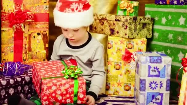 Verärgerter Junge mit Geschenk — Stockvideo