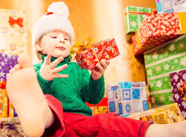 クリスマス プレゼントと変な少年 — ストック写真