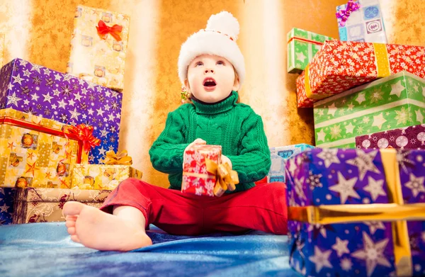 Vicces fiú a karácsonyi ajándék — Stock Fotó