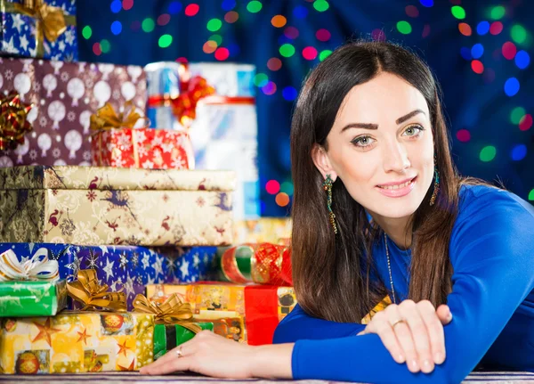 Веселый портрет брюнетки на фоне праздничных подарков — стоковое фото