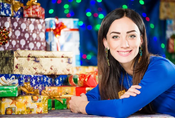 Fröhliche Brunet Portrait an Feiertagen Geschenke Hintergrund — Stockfoto