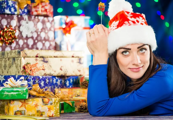 Unga brunet med holiday presenterar — Stockfoto
