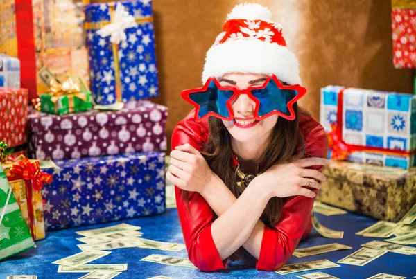 Glücklich brünette Frau Porträt in Weihnachtsfeier Gläser — Stockfoto