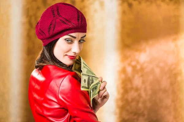 Brunet kırmızı para ile — Stok fotoğraf