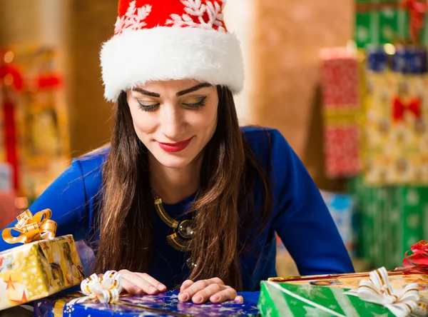Morena com presentes em fundo colorido feriado — Fotografia de Stock