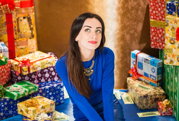 Kvinna i blå klänning vid jul presenterar — Stockfoto