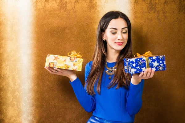 Jeune femme avec des cadeaux de vacances — Photo