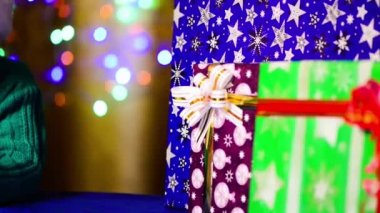 Noel hediye ile oynak çocuk
